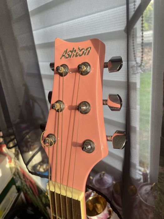 Różowa gitara ashton