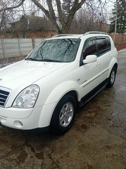 Автомобіль санг йонг рекстон