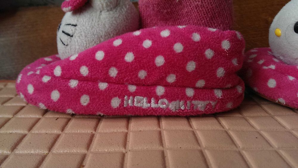 Плюшевые тапочки Hello Kitty размер 7-8 в хорошем состоянии