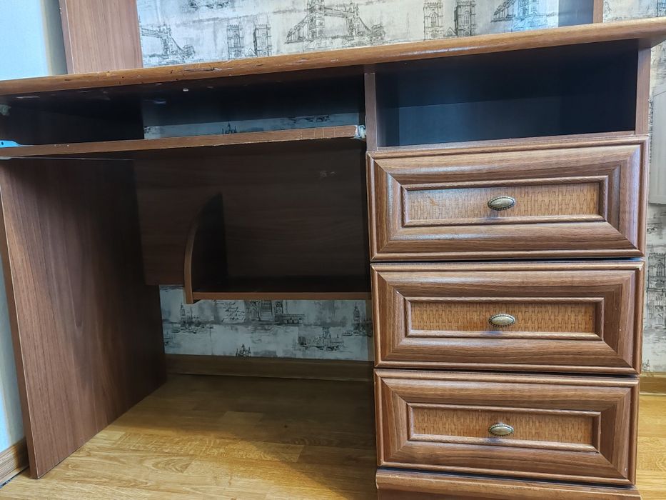 Комп'ютерний стіл зі стільницею