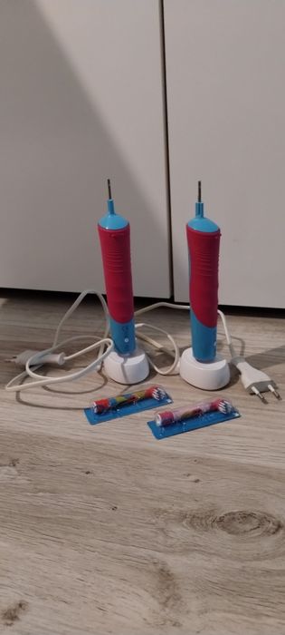 Szczoteczki elektryczne Oral B Braun 2sz. + 2 nowe wkłady