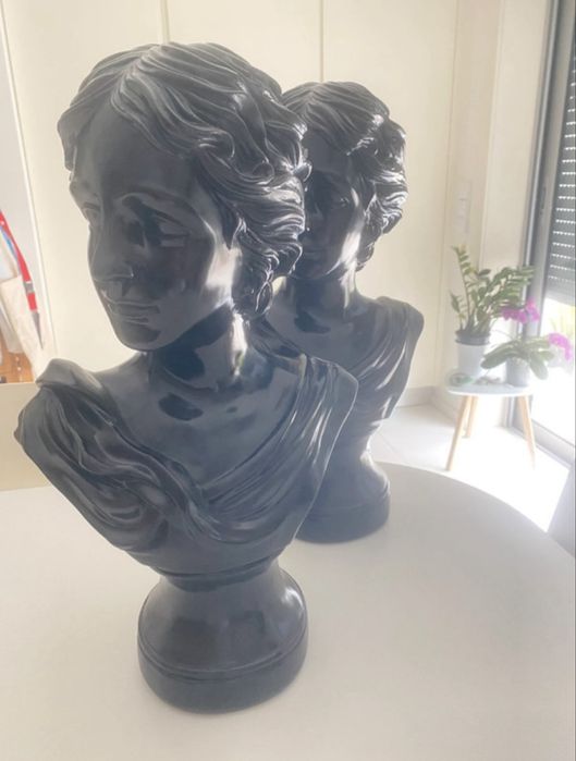 Dois Bustos pretos lacados