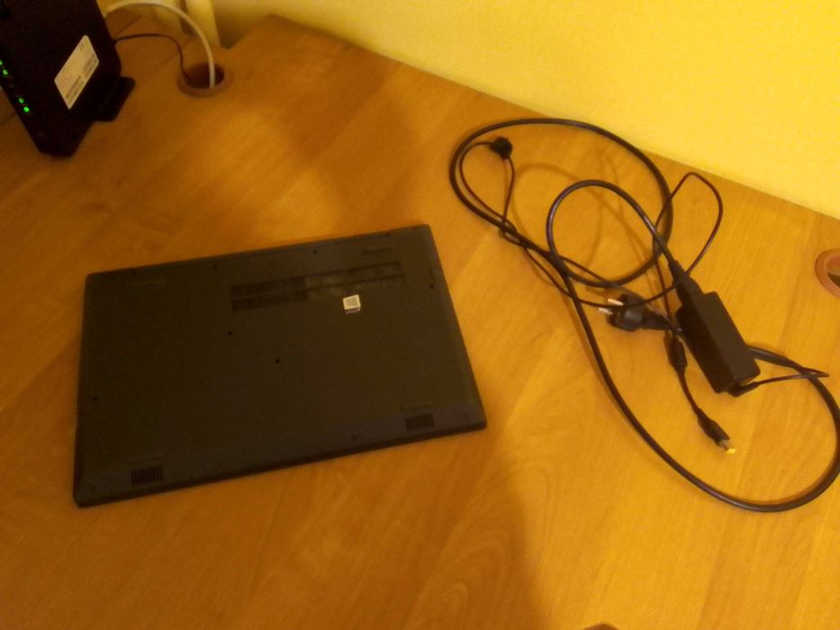 Sprzedam laptopa Lenovo V130 15,6" 8GB RAM 512GB Dysk SSD