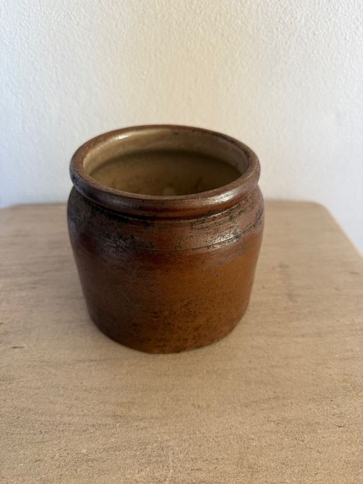Pote antigo em grés castanho, 12 cm de diâmetro e 12 cm de altura.