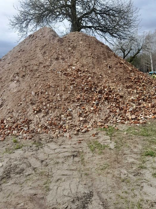 Kruszywo po rozebranym budynku.