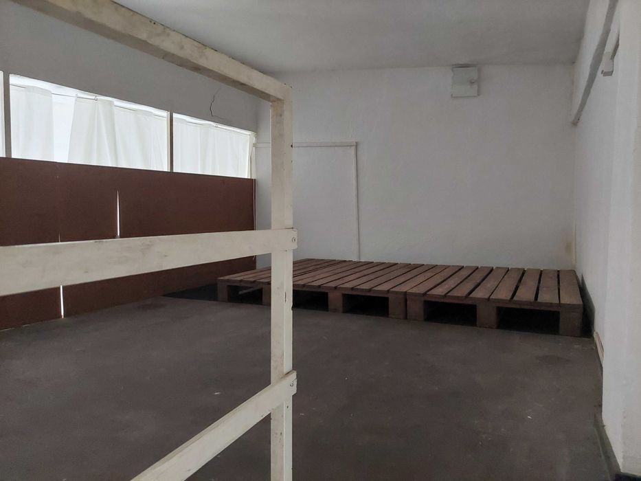 Armazém/garagem de rua com casa de banho e mezanino - Forte da Casa.