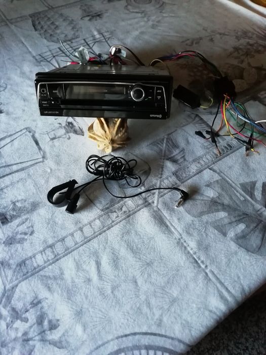 Car radio with detachable LCD panel