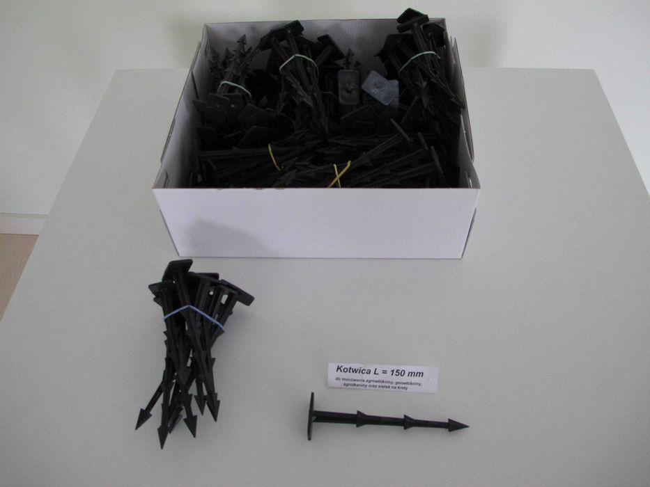 Szpilki 150 mm do mocowania agrowłókniny lub agrotkaniny do podłoża.