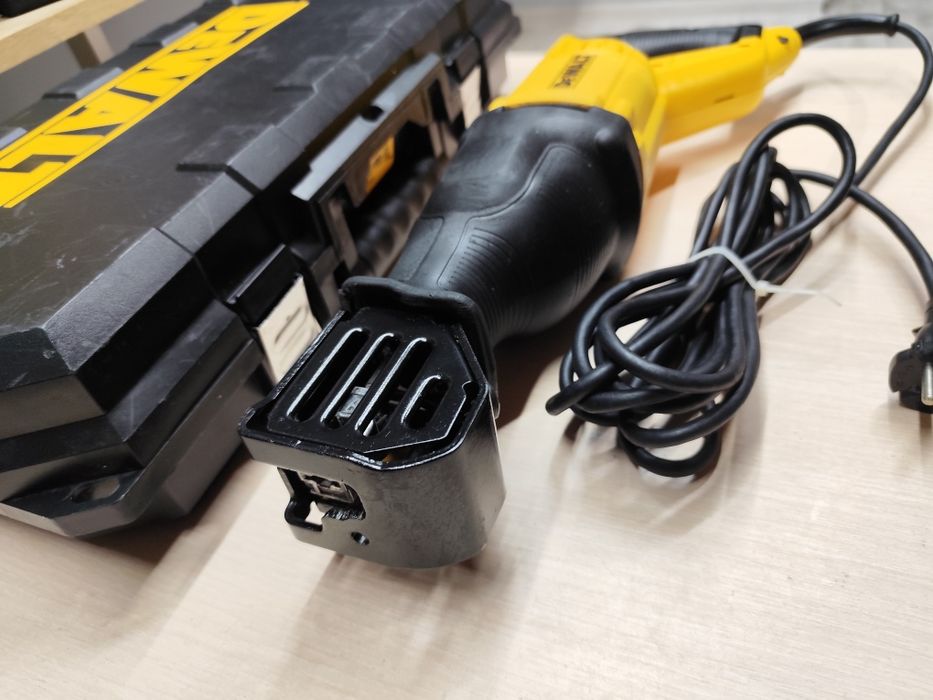 Потужна вживана DeWalt DWE 305 шабельна пила Деволт оригінал