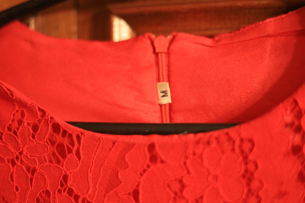 Червона сукня з рукавами