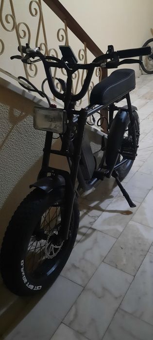 E-bike 50 Rebels preta 750W com suspensão