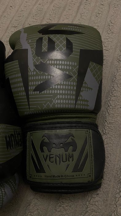 Боксерские перчатки Venum