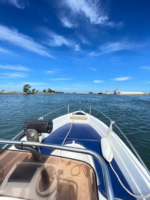 Lancha a navegar, ideal para Maritimo Turistica, passeio ou pesca