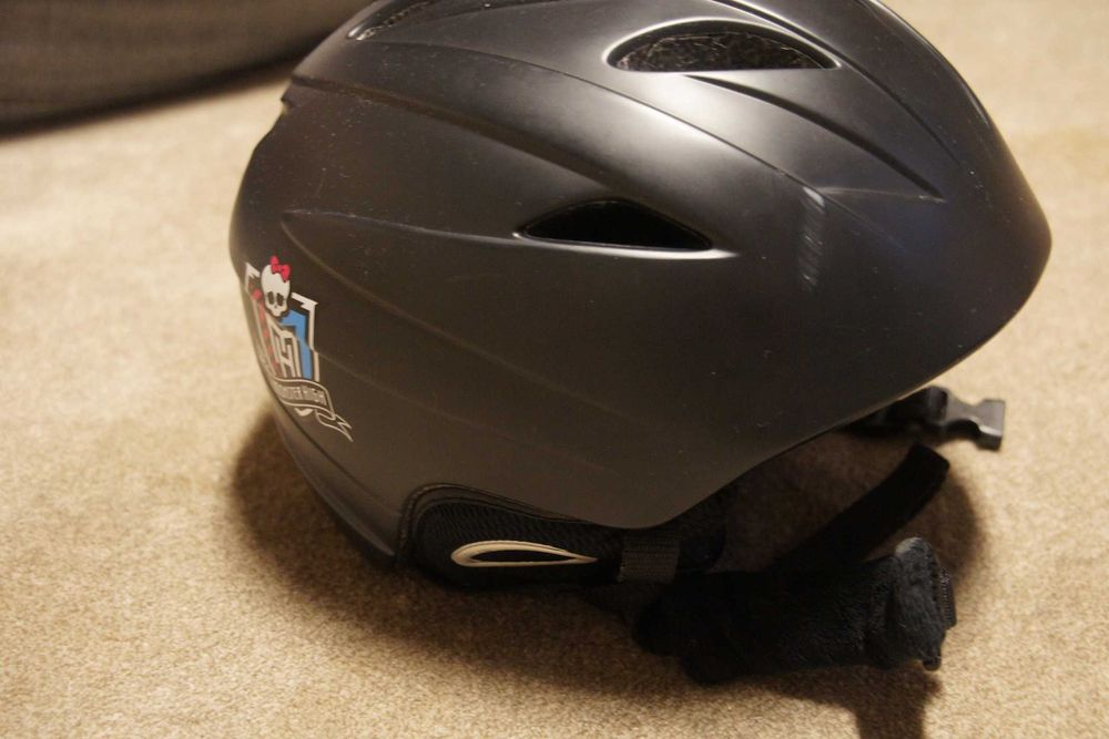 kask narciarski dla fanki monster high