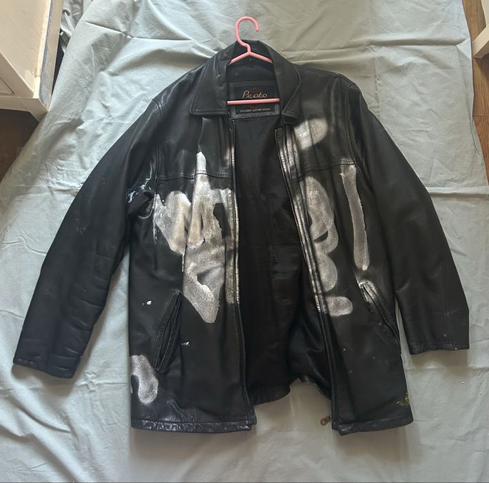 чорна шкіряна куртка