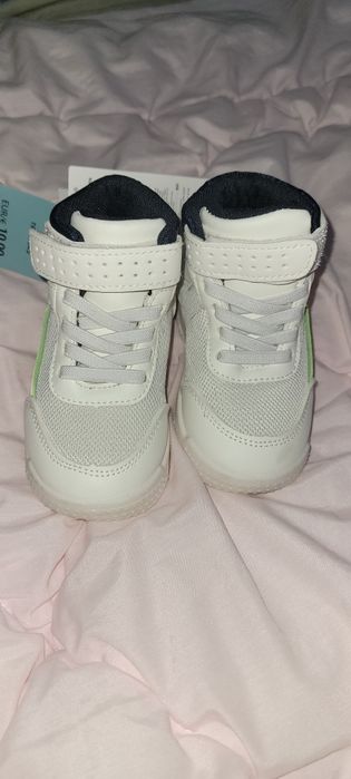 Кроссовки высокие р.22