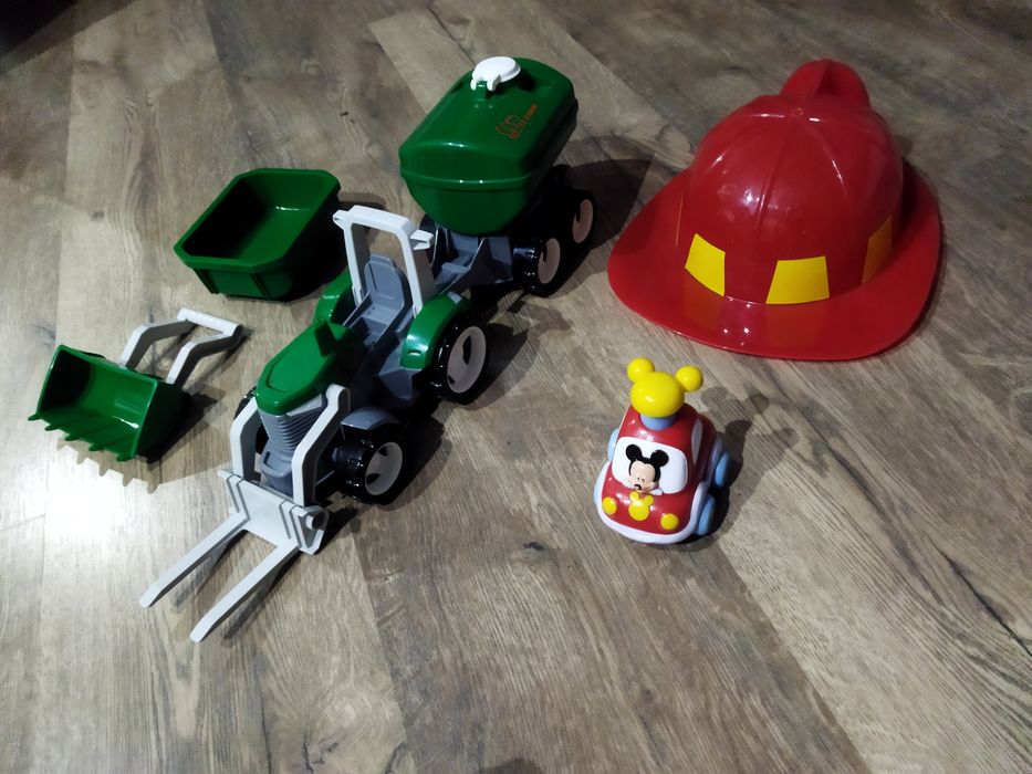 Różne zabawki i ksiazki