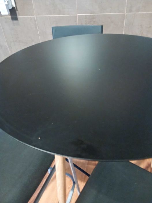 Mesa e três cadeiras para varanda