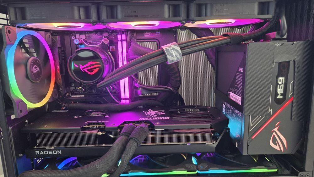 PC Asus ROG monster SFF 9800X3D, 64GB, 6TB SSD, Hellhound RX9070XT FV