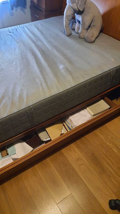 Vende-se mobília de quarto em madeira maciça