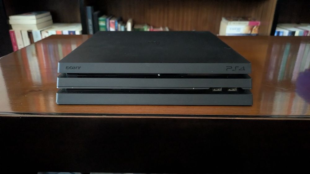 PS4 Pro 1TB + 9 jogos + 2 comandos para reparação