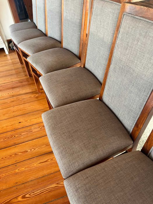 10 Cadeiras sala de jantar de madeira com estofo em tecido cinzento