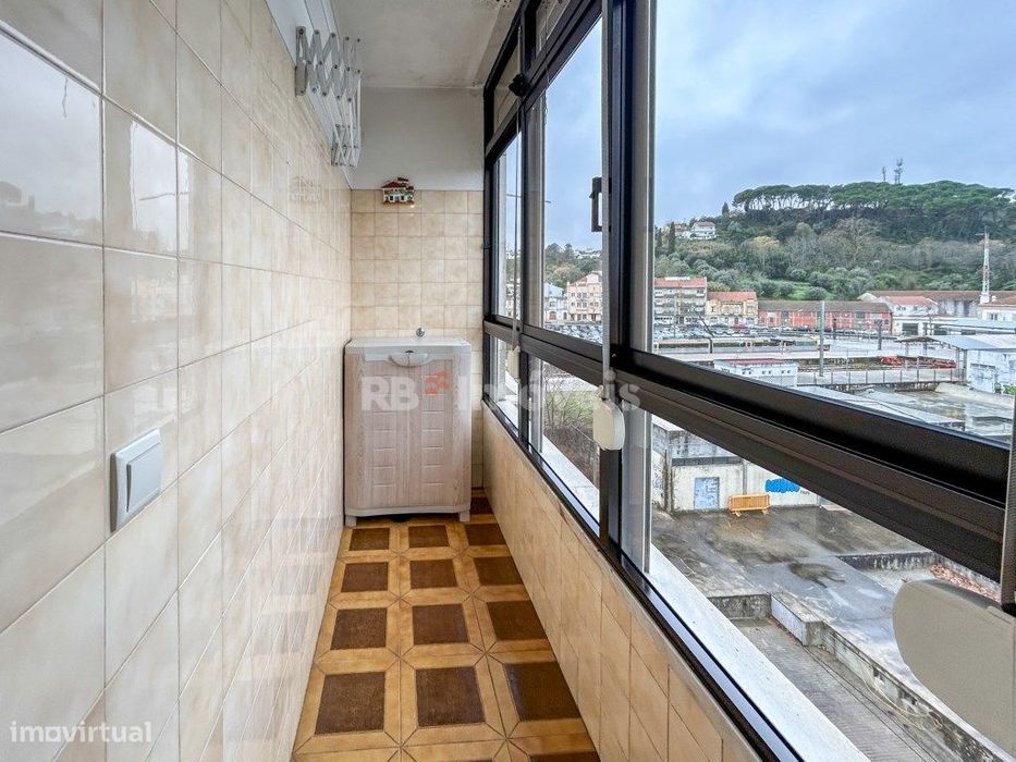 Apartamento T3 c/ arrecadação no sótão e acesso 2 elevadores - Cent...