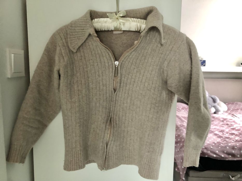 Wełniany sweter sweterek bezowy na suwak