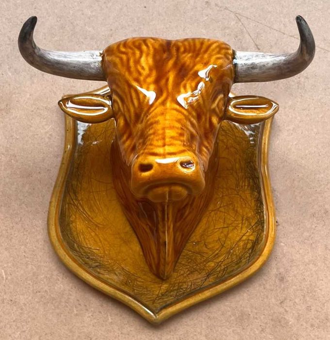 Cabeça de vaca em faiança tradicional portuguesa