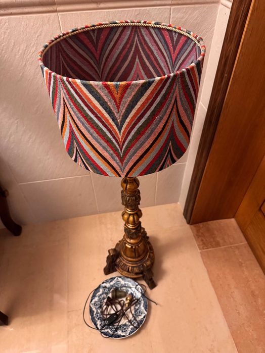 Tocheiro Antigo em Talha Dourada Eletrificado com Abajour