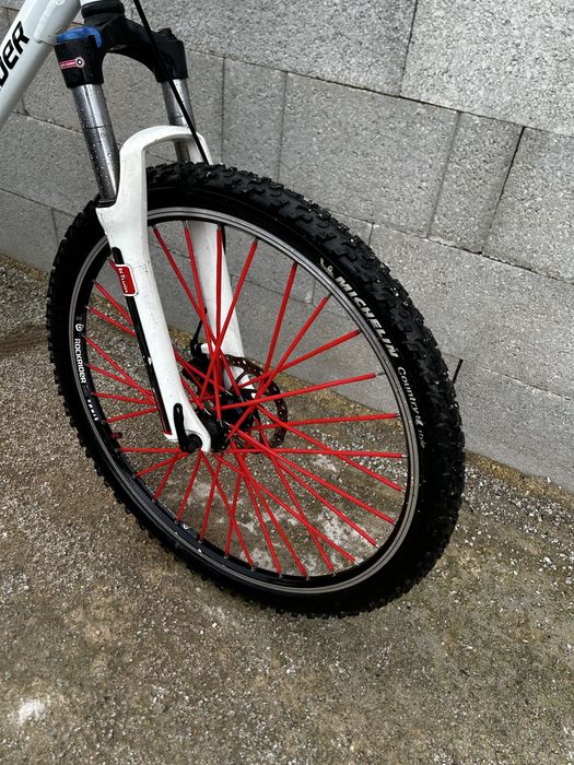 bicicleta btt  equipada com material sram