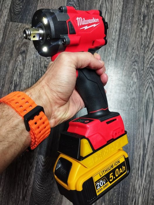 Адаптер перехідник акумулятор DeWALT на інструмент Milwaukee M18