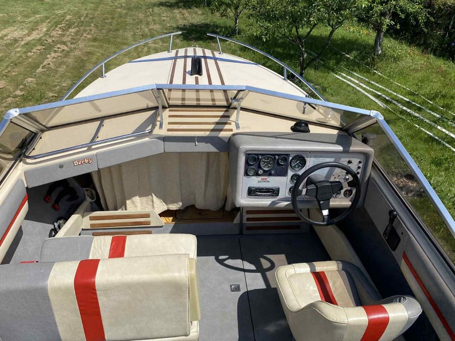 Sportowa łódź motorowa z kabiną - Cranchi Derby 216