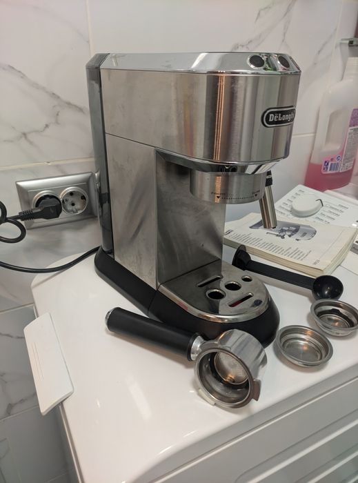 Кавоварка. Каво машина. Delonghi Dedica EC685