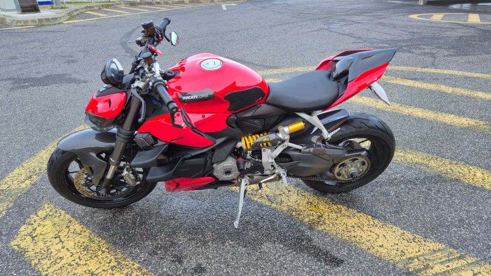 Ducati Streetfighter V2