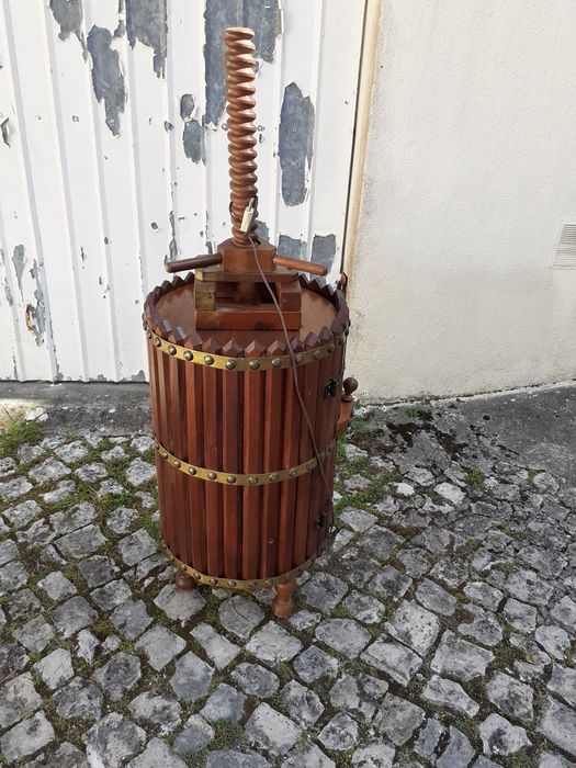 Bar de garrafeira eletrico em mogno