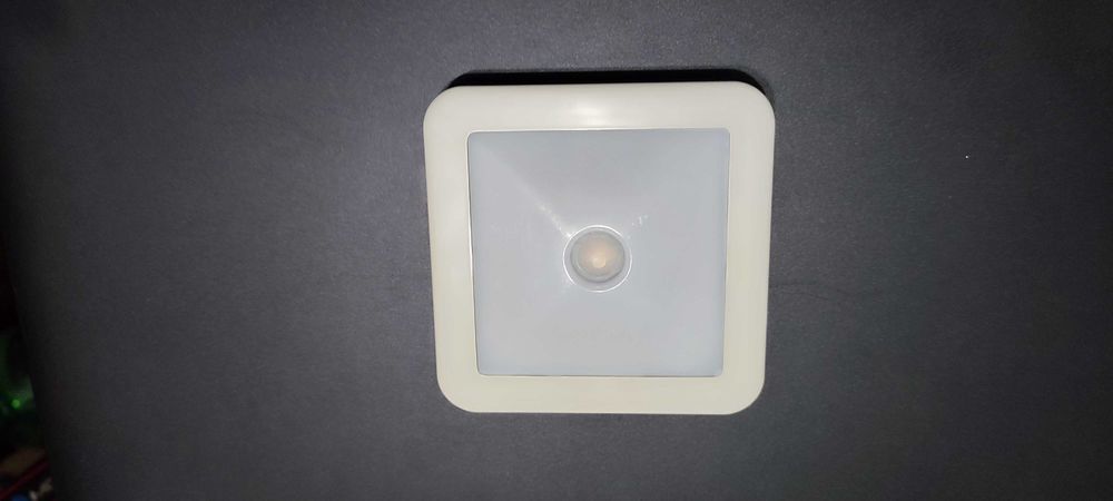 Смарт-лампа с датчиком движения