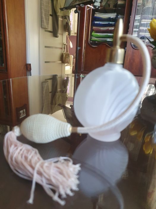 Perfumy, flakon z pompką na