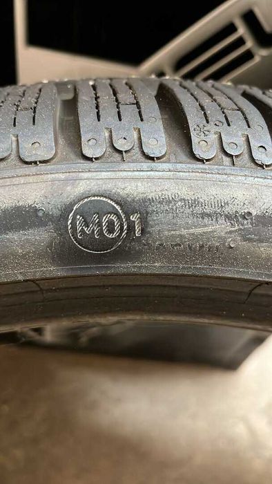 Pirelli P. Zero Winter 4 x 245/35R19 93V (MO)