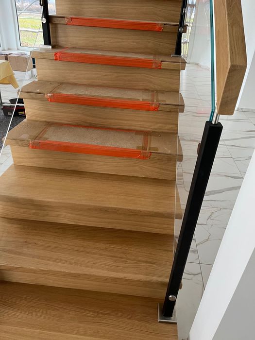 Schody dębowe ze szklaną balustradą nowe