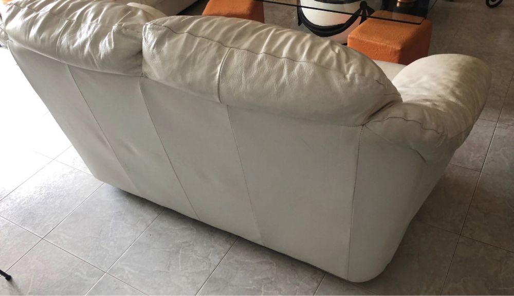 Sofá em pele branca