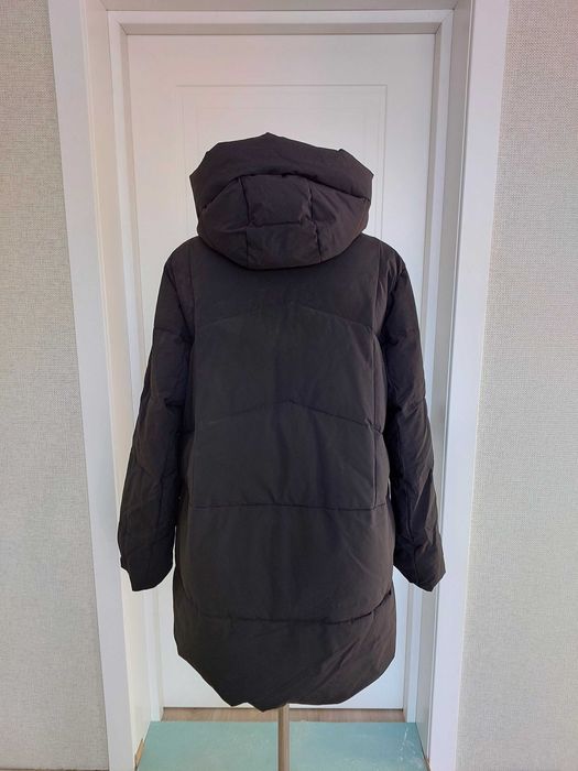 Жіночій фабрічний пуховик.