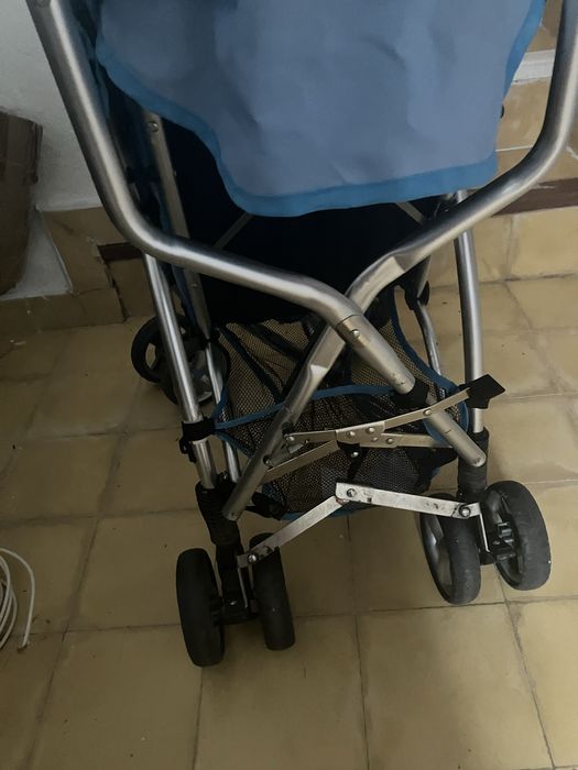 Carrinho de bebe da ate 4 anos e deitasse