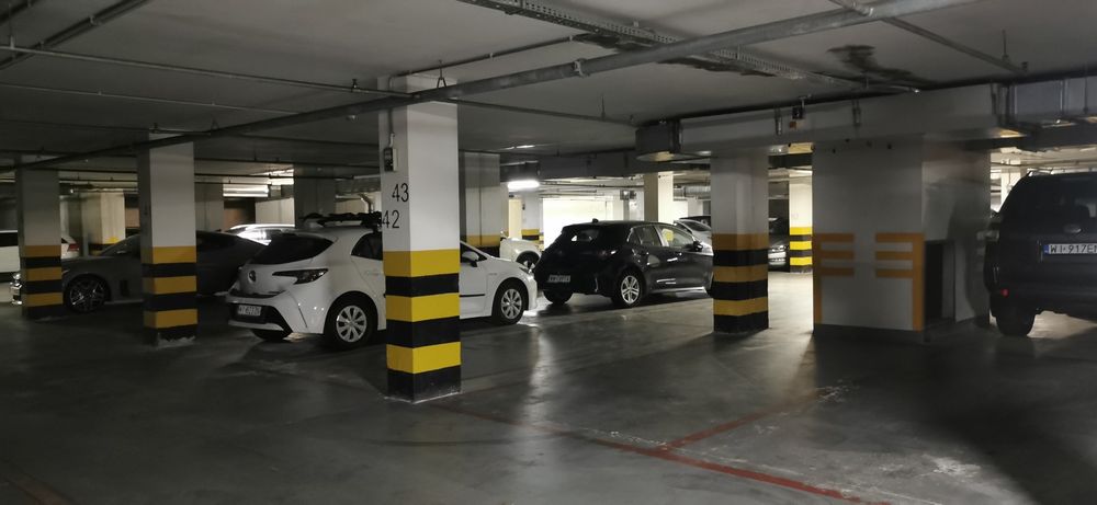 Wynajmę miejsca postojowe Al. Ken 54-56