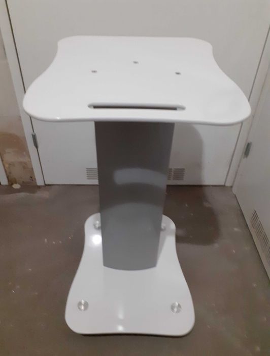 Stolik pod urządzenie kosmetyczne. Pomocnik na kółkach.