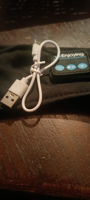 Opaska z wbudowanymi słuchawkami bluetooth.