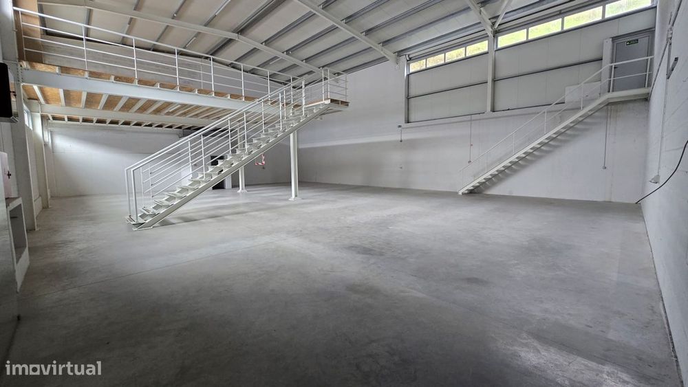 Pavilhão/armazém para Arrendamento