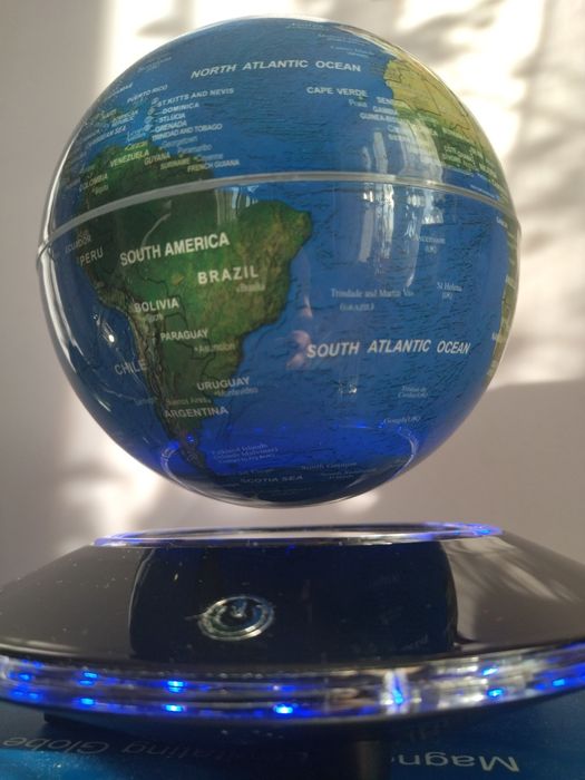 Глобус лівітуючий