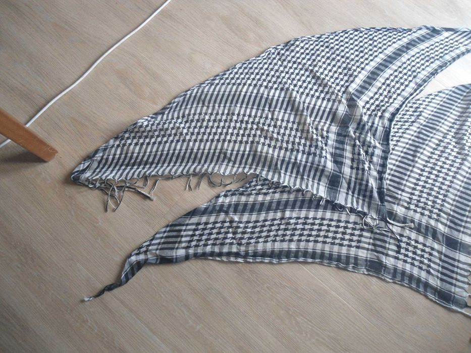 2 lenços triangulares a três cores