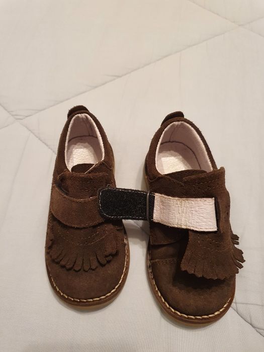 Sapatos carneiras tamanho 24, castanhas em muito bom estado.